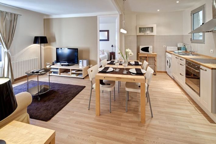 art2 apartment barcelona living room kitchen 2 e1528123727964 Featured Apartment of the Month – Art 2 Apartment