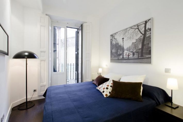 latina black apartment bedroom e1524064162154 May in Madrid